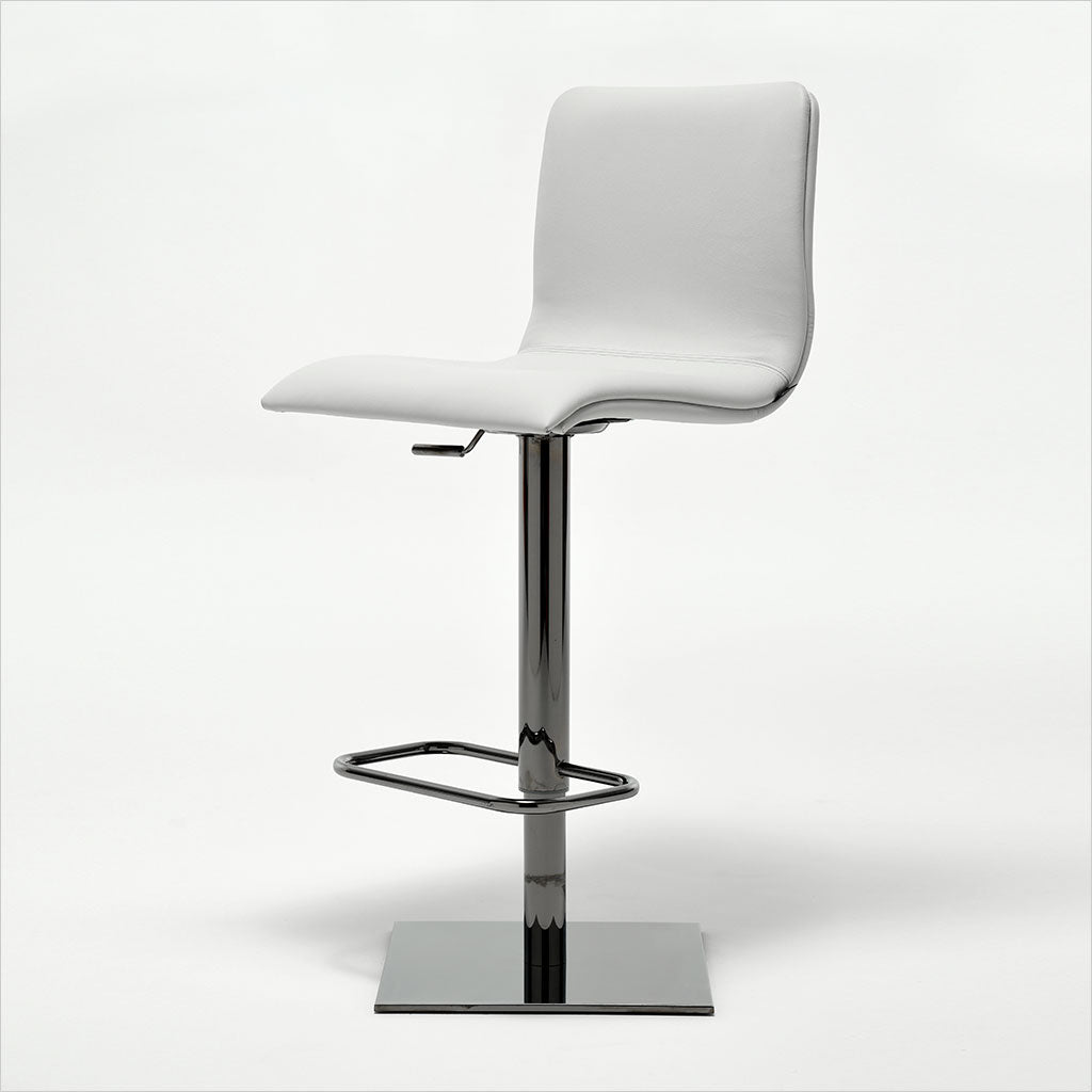adjustable barstool with pedestal base and leather seating