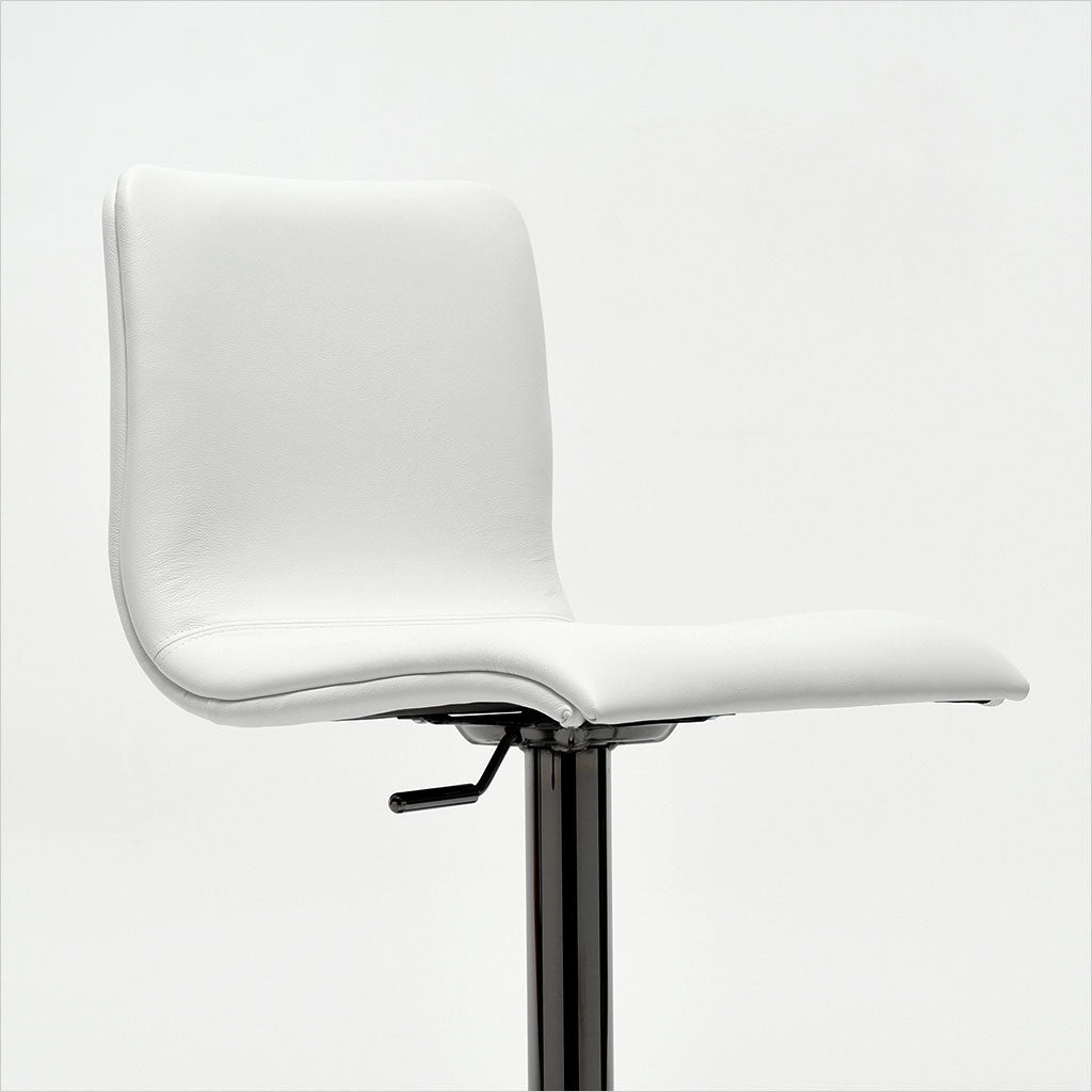 adjustable barstool with pedestal base and leather seating